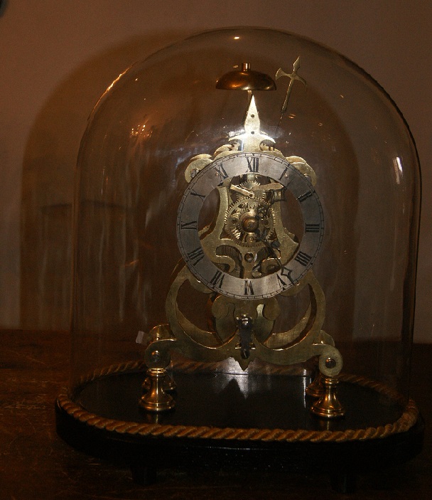 Skeletklok met stolp. Sneck uurwerk.