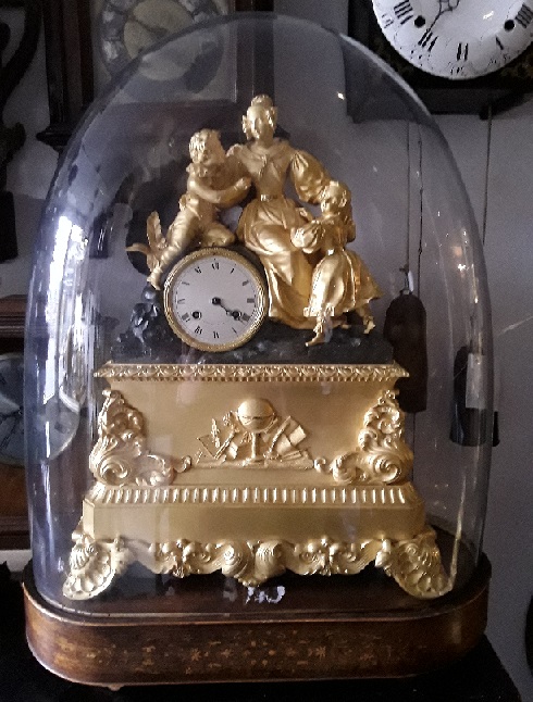 grote vuurvergulde pendule met stolp