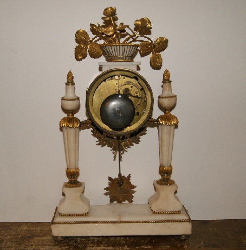 Wit marmer pendule met touw slinger achter