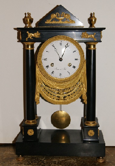 Zwart marmer kollompendule met touwslinger