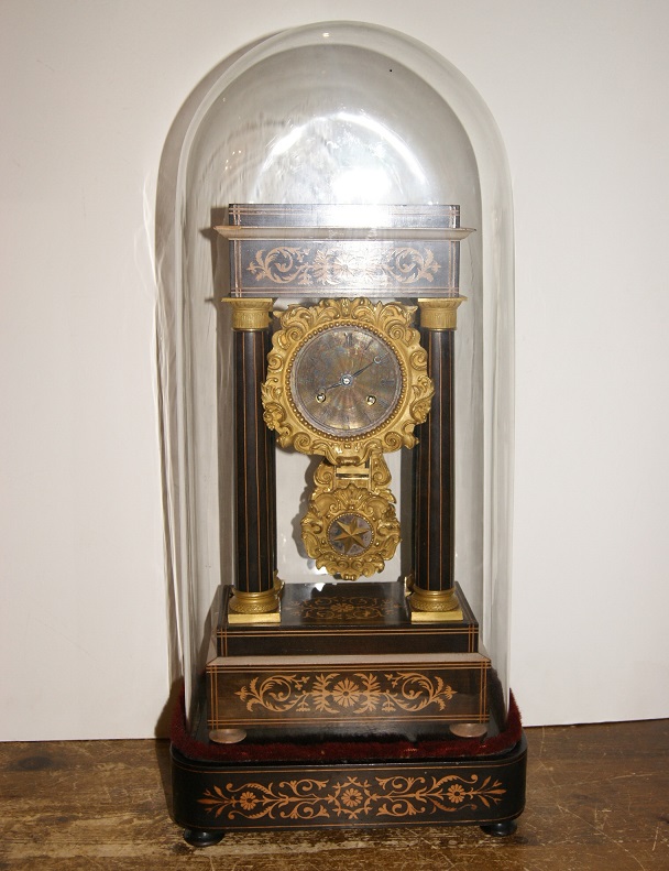 Kollompendule met stolp